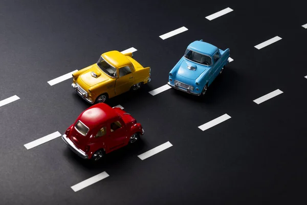 Onjuiste Inhalen Door Speelgoed Model Auto Een Weg Met Strepen — Stockfoto