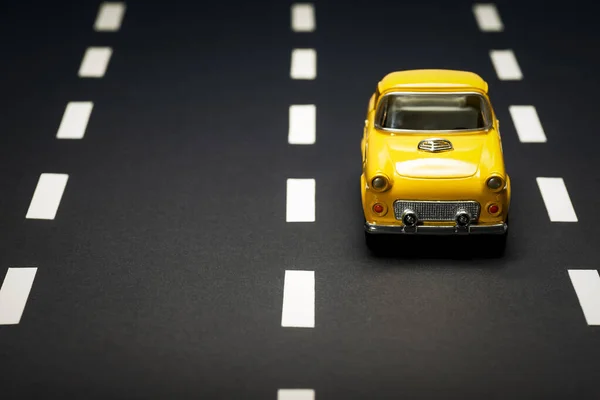 Vista Frontal Coche Juguete Amarillo Una Carretera Asfaltada — Foto de Stock