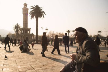 İzmir, Türkiye - 20 Aralık 2015: Konak Meydanı İzmir 'de üst düzey bir kişinin portresi. Arka planda saat kulesi var..