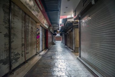 İzmir, Türkiye - 20 Aralık 2015: Coronavirus izolasyonu nedeniyle dükkanları kapalı olan Kemeralti çarşı caddeleri.