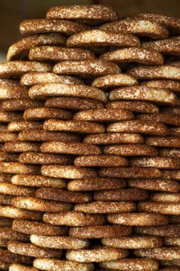 Tezgahta yığılmış Türk çörekleri.