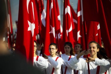 İzmir, Türkiye - 29 Ekim 2016. Cumhuriyet Meydanı Alsancak, İzmir 'de düzenlenen törende ellerinde bunları tutan Kızıl Türk bayrakları ve genç kız öğrenciler. Türkiye Cumhuriyet Günü 'nde.