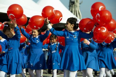 İzmir, Türkiye - 29 Ekim 2016: Mavi üniformalı ortaokul öğrencileri ve Türkiye Cumhuriyeti bayrağıyla boyanmış balonlar.