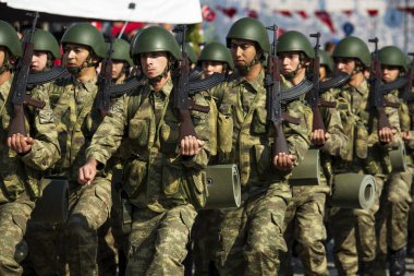 İzmir, Türkiye - 29 Ekim 2016: Türkiye Cumhuriyeti 'nde yürüyen Türk askerleri. Alsancak İzmir Türkiye.