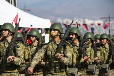 İzmir, Türkiye - 29 Ekim 2016: Türkiye Cumhuriyeti 'nde yürüyen Türk askerleri. Alsancak İzmir Türkiye.