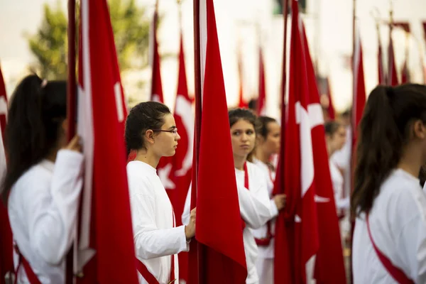 Izmir Turecko Října2016 Červené Turecké Vlajky Mladé Studentky Pořádají Slavnostním — Stock fotografie