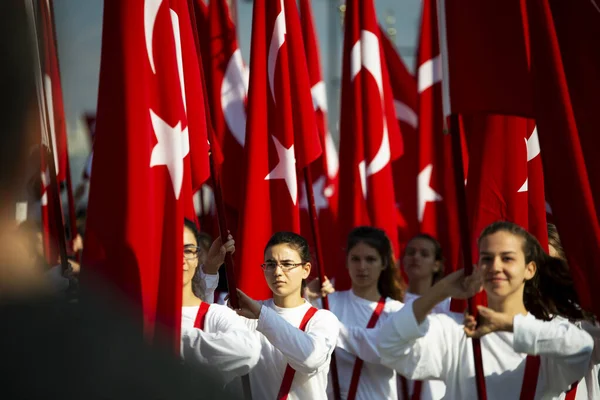 Izmir Turecko Října2016 Červené Turecké Vlajky Mladé Studentky Pořádají Slavnostním — Stock fotografie