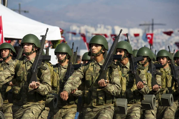 トルコのイズミル 2016年10月29日 トルコ軍兵士トルコ共和国の日に歩く アルサナク イズミル トルコ — ストック写真