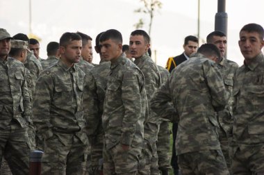 İzmir, Türkiye - 29 Ekim 2015: Başlıksız törenden önce Türkiye Cumhuriyeti gününde bekleyen bir grup Türk Özel askeri.