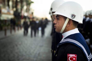 İzmir, Türkiye - 29 Ekim 2015: Üst üste sırada bekleyen siyah üniformalı Türk donanma askerinin portresi ve bugün Türkiye Cumhuriyeti Günü.