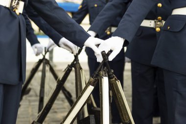 İzmir, Türkiye - 29 Ekim 2015: Türkiye Cumhuriyet Günü 'nde İzmir' de tüfekler ve hava kuvvetleri askerleriyle birlikte mavi üniformalı askerler.