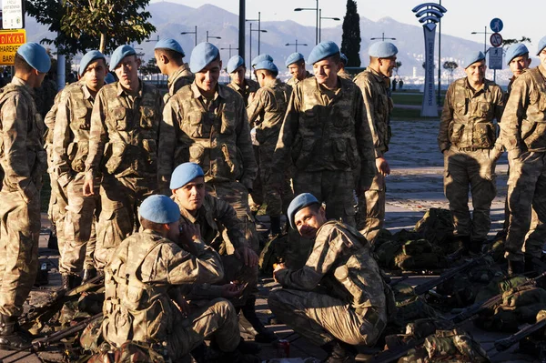 İzmir, Türkiye - 29 Ekim 2015: Mavi şapkalı bir grup Türk askeri törenden önce Türkiye Cumhuriyeti gününü bekliyor.