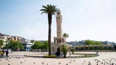 İzmir, Türkiye - 20 Nisan 2020: 360 İzmir Saat Kulesi 'nin etrafındaki aşırı hızlı film Coronavirus salgını nedeniyle normalden daha az insan var. 