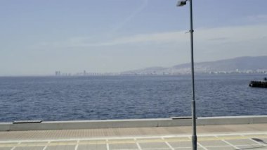 İzmir, Türkiye - 20 Nisan 2020: Konak buharlı tekne iskelesi kapatıldı ve Coronavirus salgını yüzünden hiç kimse ve vapur yok. İzmir halkı evde kalıyor..