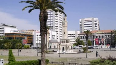 İzmir, Türkiye - 20 Nisan 2020: İzmir Türkiye saat kulesi. Coronavirüs salgını yüzünden sokaklar bomboş. Her zamankinden daha az insan var..
