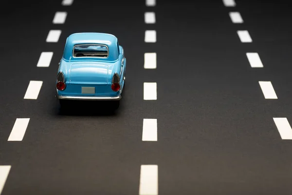 Visão Traseira Carro Brinquedo Azul Uma Estrada Asfalto — Fotografia de Stock