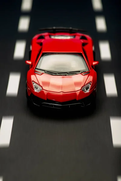 Frontansicht Eines Roten Sportwagens Auf Asphaltgrund Mit Fahrspuren — Stockfoto