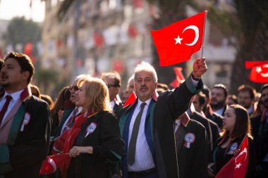 İzmir, Türkiye - 29 Ekim 2019. Türk Cumhuriyetçi avukatlar, 29 Ekim Cumhuriyet Günü 'nde Gundogdu Meydanı' nda Türk Bayraklarıyla grup üyeleri oluşturdu