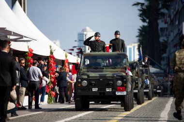 İzmir, Türkiye - 29 Ekim 2019. Türkiye Cumhuriyeti 'nde İzmir Cumhuriyet Meydanı' nda askeri SUV konvoyu.