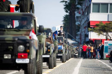İzmir, Türkiye - 29 Ekim 2019. Türkiye Cumhuriyeti 'nde İzmir Cumhuriyet Meydanı' nda askeri SUV konvoyu.