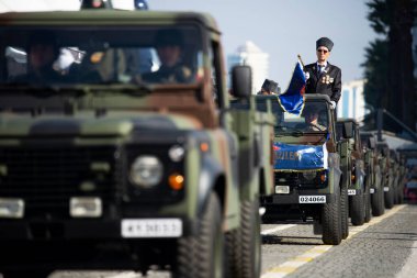 İzmir, Türkiye - 29 Ekim 2019. Türkiye Cumhuriyeti 'nde İzmir Cumhuriyet Meydanı' nda askeri SUV konvoyu.