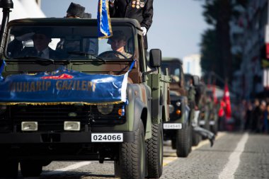 İzmir, Türkiye - 29 Ekim 2019. Türkiye Cumhuriyeti 'nde İzmir Cumhuriyet Meydanı' nda askeri SUV konvoyu.