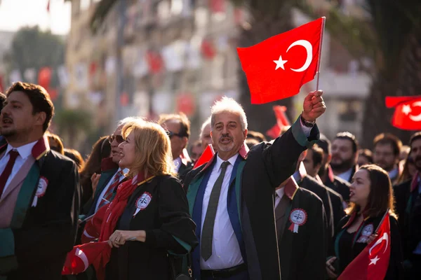 İzmir, Türkiye - 29 Ekim 2019. Türk Cumhuriyetçi avukatlar, 29 Ekim Cumhuriyet Günü 'nde Gundogdu Meydanı' nda Türk Bayraklarıyla grup üyeleri oluşturdu