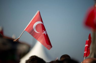 29 Ekim Türkiye Cumhuriyeti Günü. Gundogdu meydanındaki kalabalık insanlar ve Türk bayrakları kalabalık insanlar.