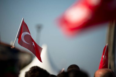 29 Ekim Türkiye Cumhuriyeti Günü. Gundogdu meydanındaki kalabalık insanlar ve Türk bayrakları kalabalık insanlar.