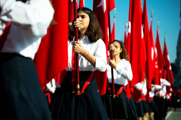 トルコのイズミル 2019年10月29日 赤いトルコの旗と若い女性学生が式典でそれらを保持しますクムハリエット広場Alsancak イズミル トルコ共和国の日 — ストック写真