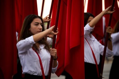 İzmir, Türkiye - 29 Ekim 2016. Cumhuriyet Meydanı Alsancak, İzmir 'de düzenlenen törende ellerinde bunları tutan Kızıl Türk bayrakları ve genç kız öğrenciler. Türkiye Cumhuriyet Günü 'nde.