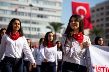 İzmir, Türkiye - 29 Ekim 2019: İzmir 'de Türkiye Cumhuriyeti gününde yürüyen Türk genç kadınların portreleri.