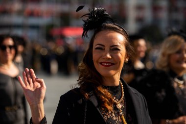 İzmir, Türkiye - 29 Ekim 2019: Türkiye Cumhuriyeti 'nde Çağdaş Türk kadınlarının portresi. İzmir Alsancak 'ta.