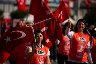 İzmir, Türkiye - 29 Ekim 2019: TEMA vakfı üyeleri Türkiye cumhuriyet gününde yürüyor. Tema, Türkiye Toprak Erozyonuyla Mücadele Vakfı