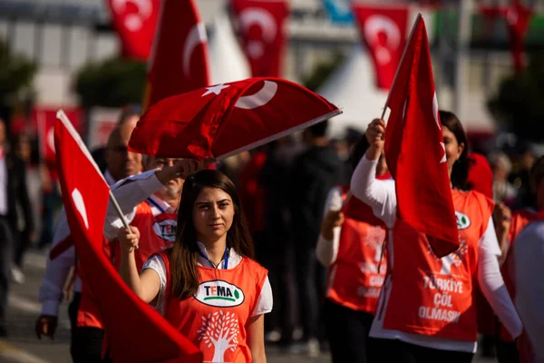 トルコのイズミル 10月29 2019 Tema財団のメンバーは トルコの共和国の日を歩いています テマは 土壌侵食と戦うためのトルコ財団です — ストック写真