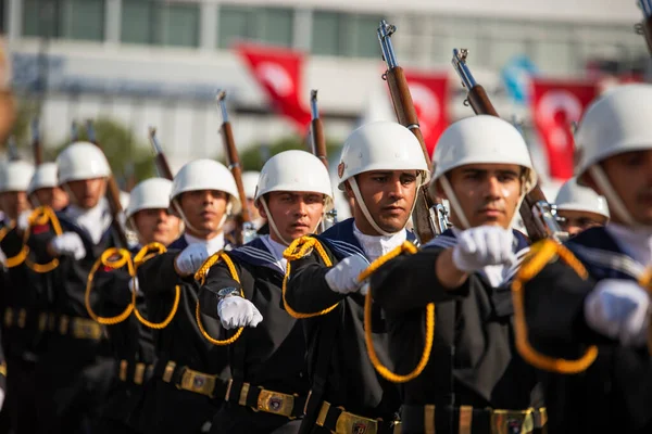 Izmir Törökország 2019 Október Kék Egyenruhás Török Haditengerészeti Katonák Gyalogolnak — Stock Fotó