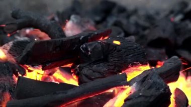 Ağır çekimde mangal kömürü yakın çekim..