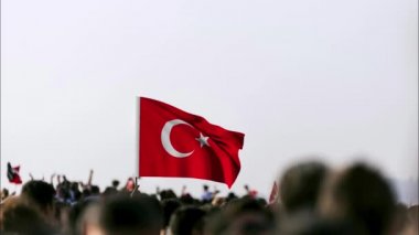 CGI Animasyon Türk bayrağı bir kişinin elinde ve o gün 9 Eylül İzmir 'in Bağımsızlık Günü. Gundogdu meydanındaki kalabalık insanlar ve Türk bayrakları kalabalık insanlar.