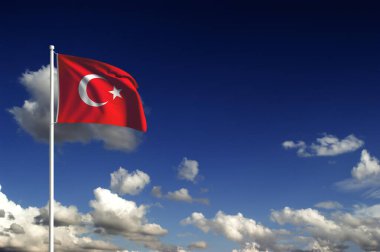 Bayrak direğinde Türk bayrağı ve mavi bulutlu gökyüzü. Türk bayrağı hilal şeklinde ve kırmızı zemin üzerinde yıldız şeklinde.