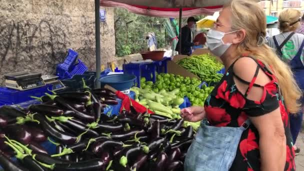 Izmir Turquía Mayo 2020 Mujer Rubia Con Máscara Facial Comprando — Vídeo de stock