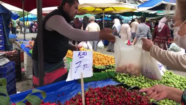 이즈미 2020 마스크를 금발의 거리의 시장에서 체리를 — 비디오