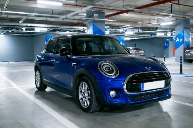 İzmir, Türkiye - 8 Kasım 2019: Parlamento mavisi Mini Cooper Vatandaş Aracı Hilltown Alışveriş Merkezi İzmir Mavisehir Türkiye 'nin otoparkında.
