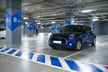İzmir, Türkiye - 8 Kasım 2019: Parlamento mavisi Mini Cooper Vatandaş Aracı Hilltown Alışveriş Merkezi İzmir Mavisehir Türkiye 'nin otoparkında.