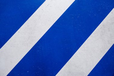 Mavi ve beyaz güvenlik çizgileri desenli arka plan.