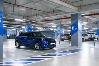 İzmir, Türkiye - 8 Kasım 2019: Parlamento mavisi Mini Cooper Vatandaş Aracı Hilltown Alışveriş Merkezi İzmir Mavisehir Türkiye 'nin otoparkında.