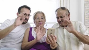 Türk üst düzey koca, eş ve gözlüklü oğulları, akıllı telefondan akrabalarının Ramazan Festivali 'ni kutluyorlar