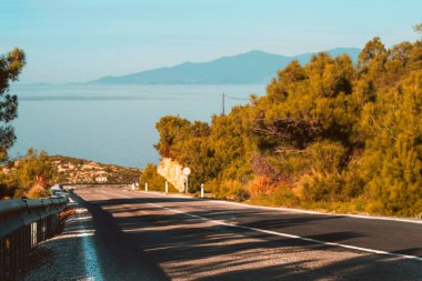 Çizgili olmayan tek şeritli ve seçici odaklı boş Country yol arkaplanı.