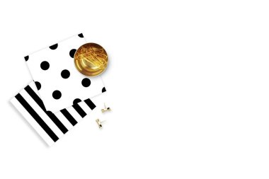 Zarif arka plan. Siyah çizgili desen polka ve altın klip