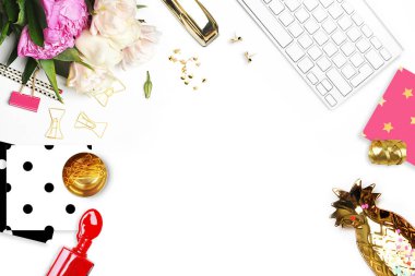 Masanın üzerine çiçek. Klavye ve zımba. Ev İşyeri. Tablo görünümü. İş amaçlı aksesuarları. Model arka plan. Peonies