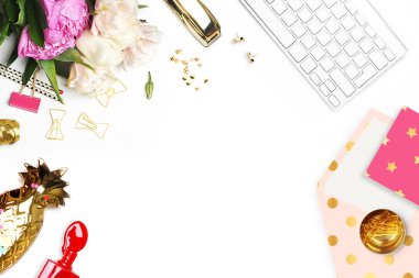 Masanın üzerine çiçek. Klavye ve zımba. Ev İşyeri. Tablo görünümü. İş amaçlı aksesuarları. Model arka plan. Peonies